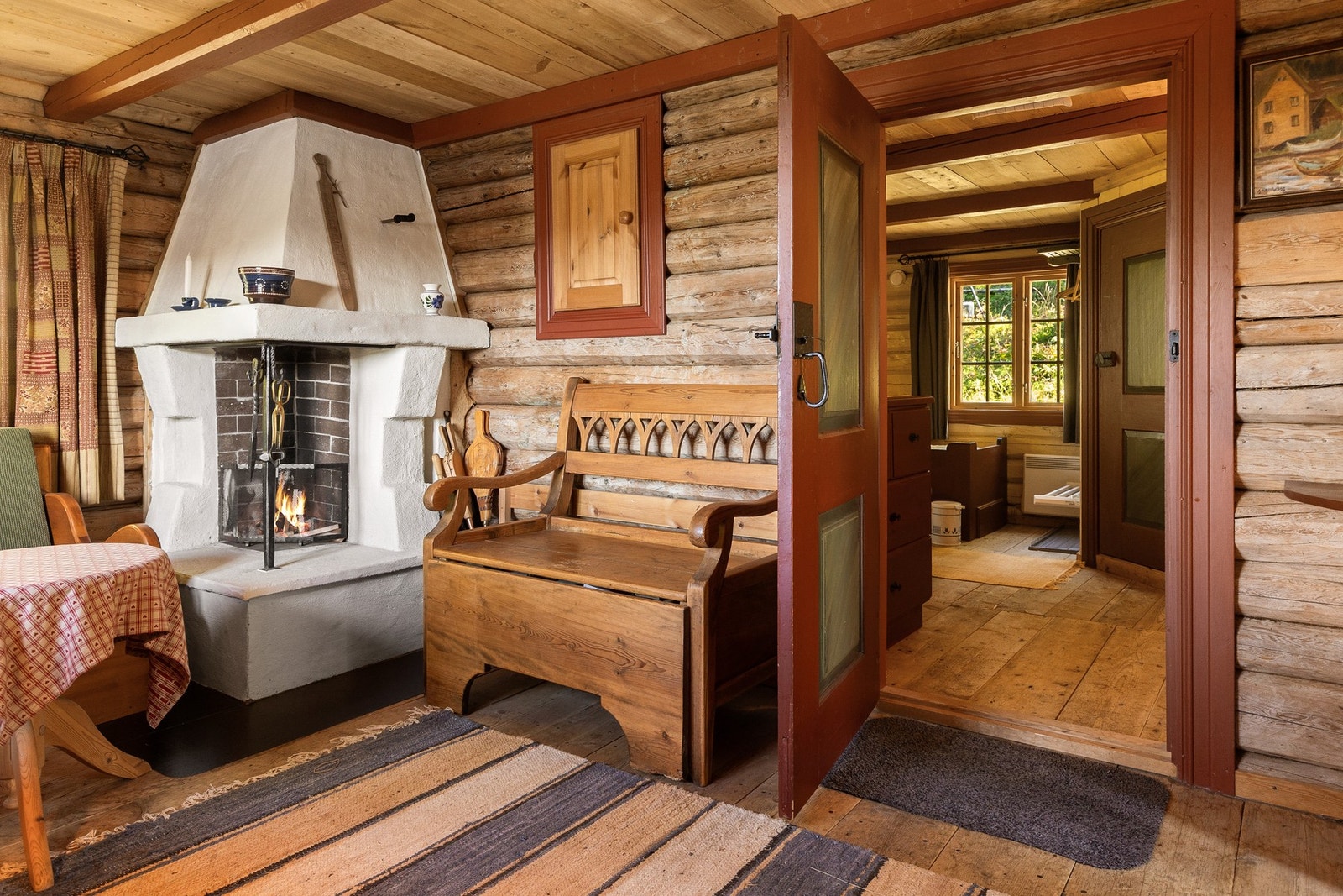 Gjestehuset gjør det enkelt å ta imot både familie og venner, og skaper en fleksibel løsning med flere bruksområder. Galleribilde