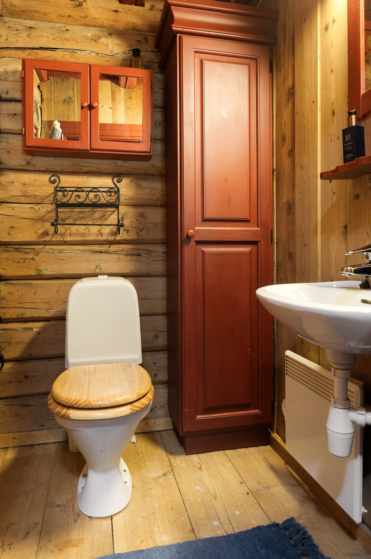 I tillegg finnes et ekstra toalettrom med servant, speil og gulvmontert toalett. Galleribilde