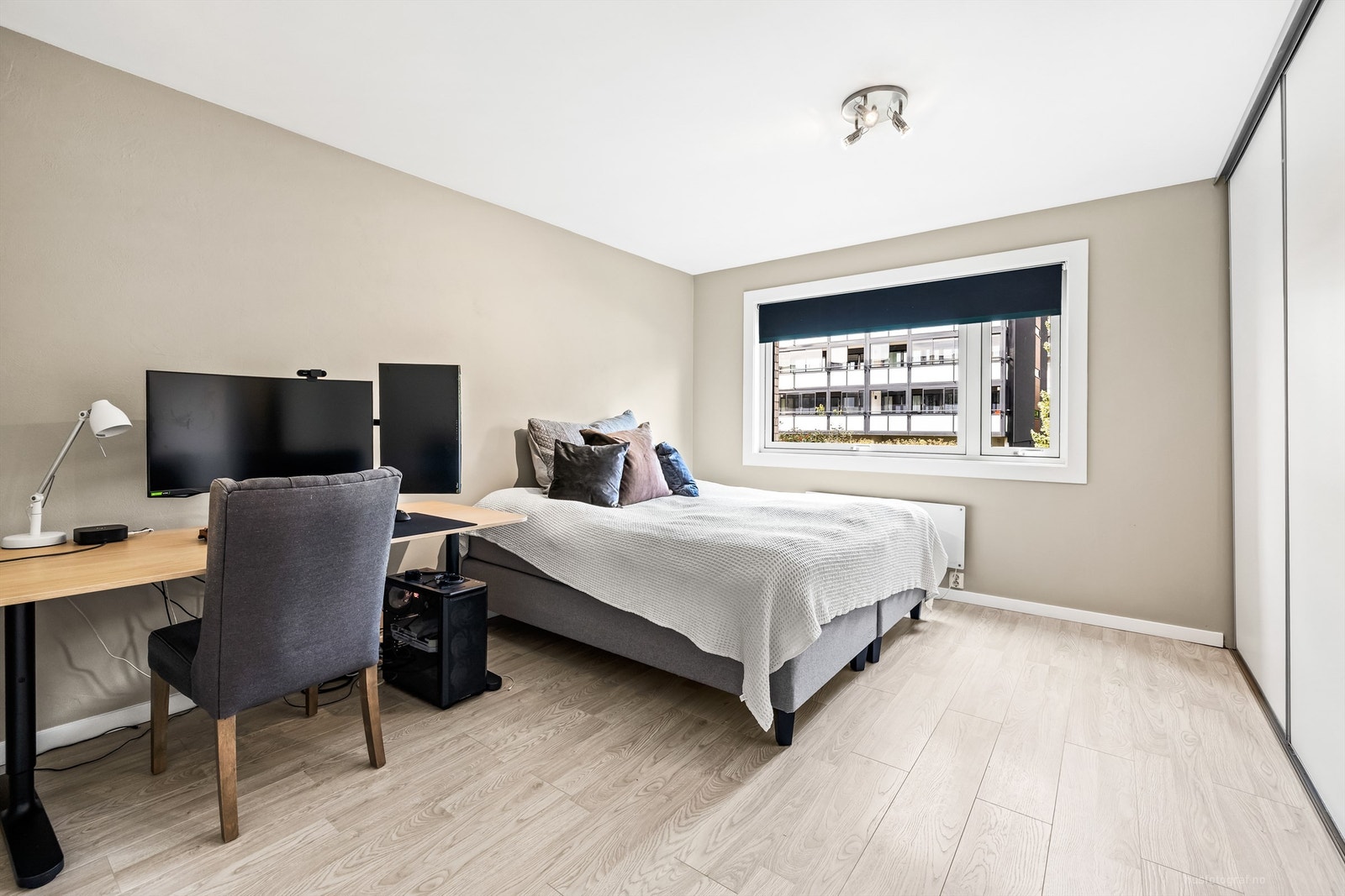 Soverom 1 med laminat på gulv, malte vegger og malt himling Galleribilde