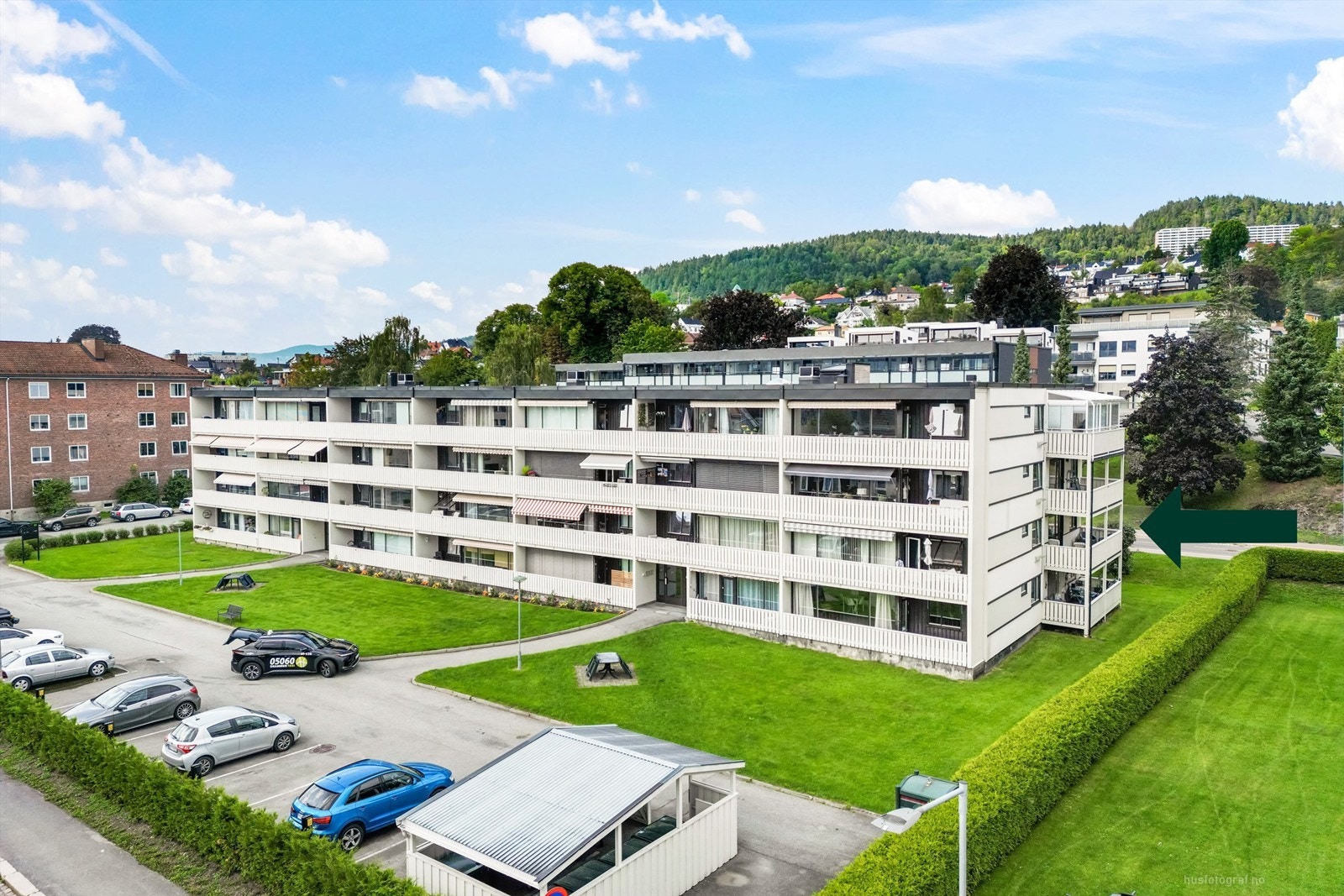 Fasade mot Engene ble etterisolert, skiftet kledning og skiftet vinduer i 2023 Galleribilde