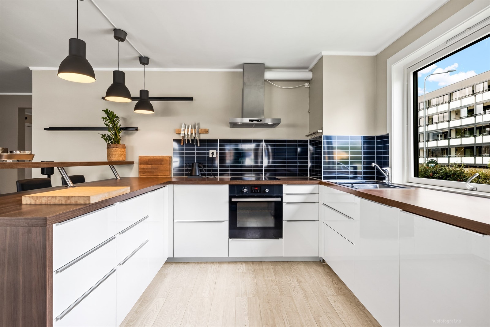 Kjøkkenet har medfølgende hvitevarer Galleribilde