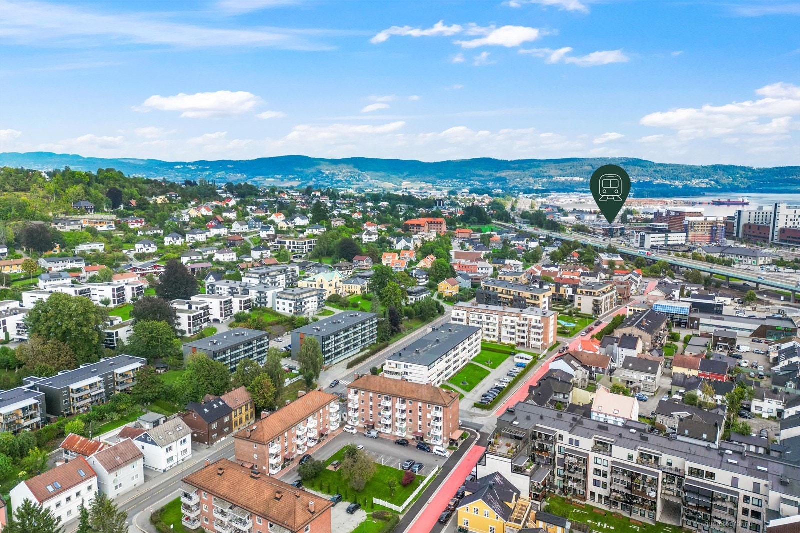 Ca. 10 minutters gange til Brakerøya stasjon Galleribilde