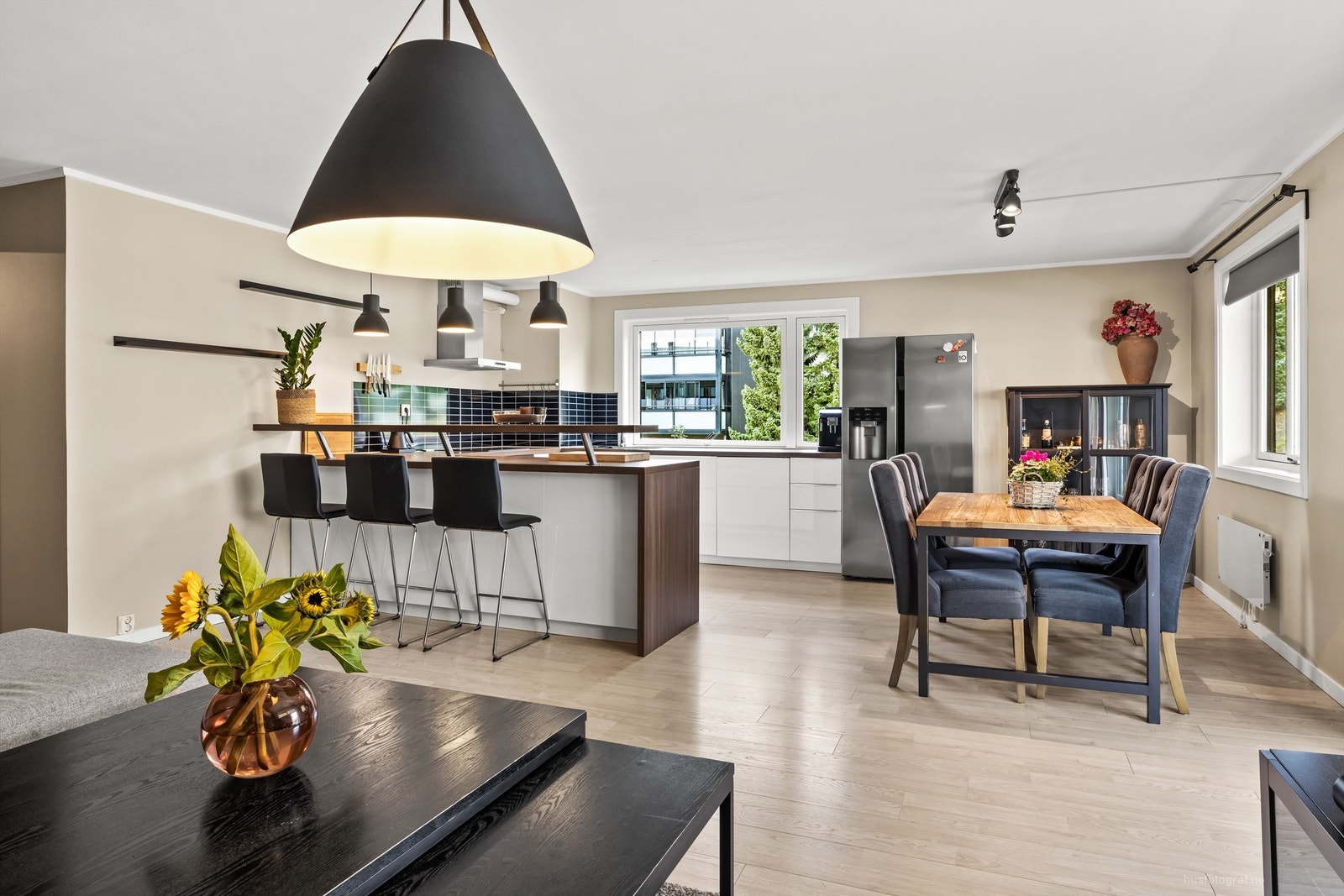 Laminat på gulv, malte vegger og malt himling Galleribilde