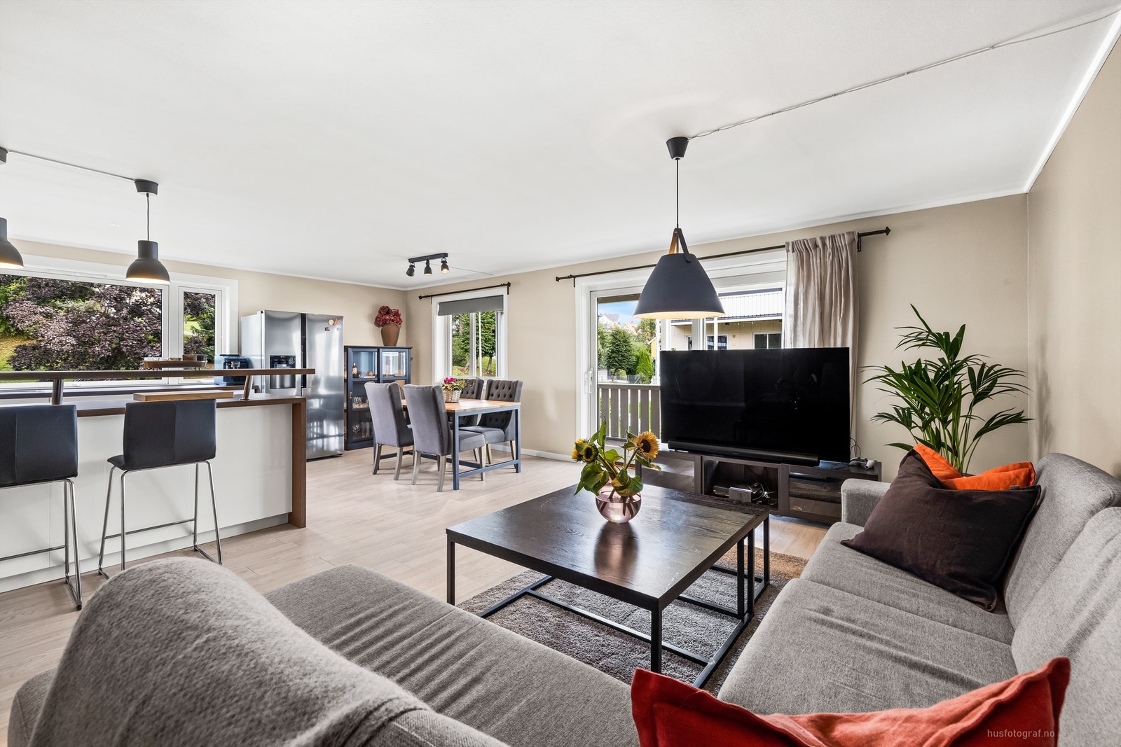 Store vindusflater langs to yttervegger som gir godt med naturlig lys Galleribilde