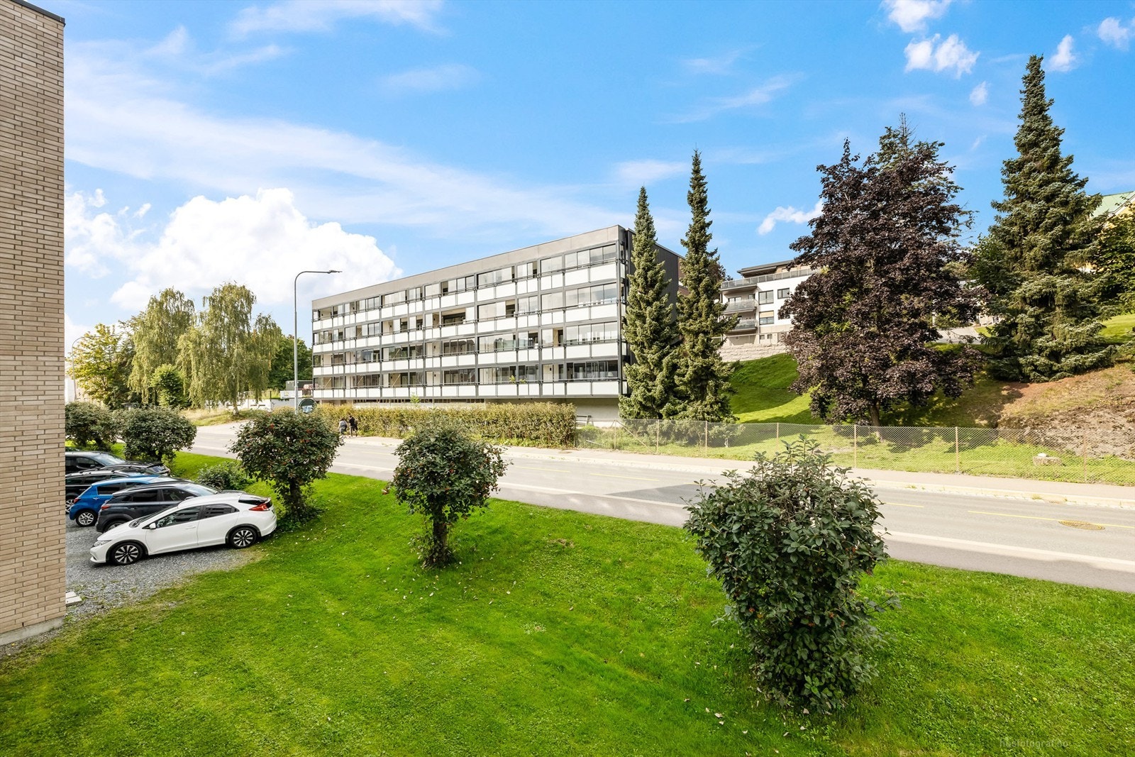 Umiddelbar nærhet til buss og gangavstand til togstasjon Galleribilde