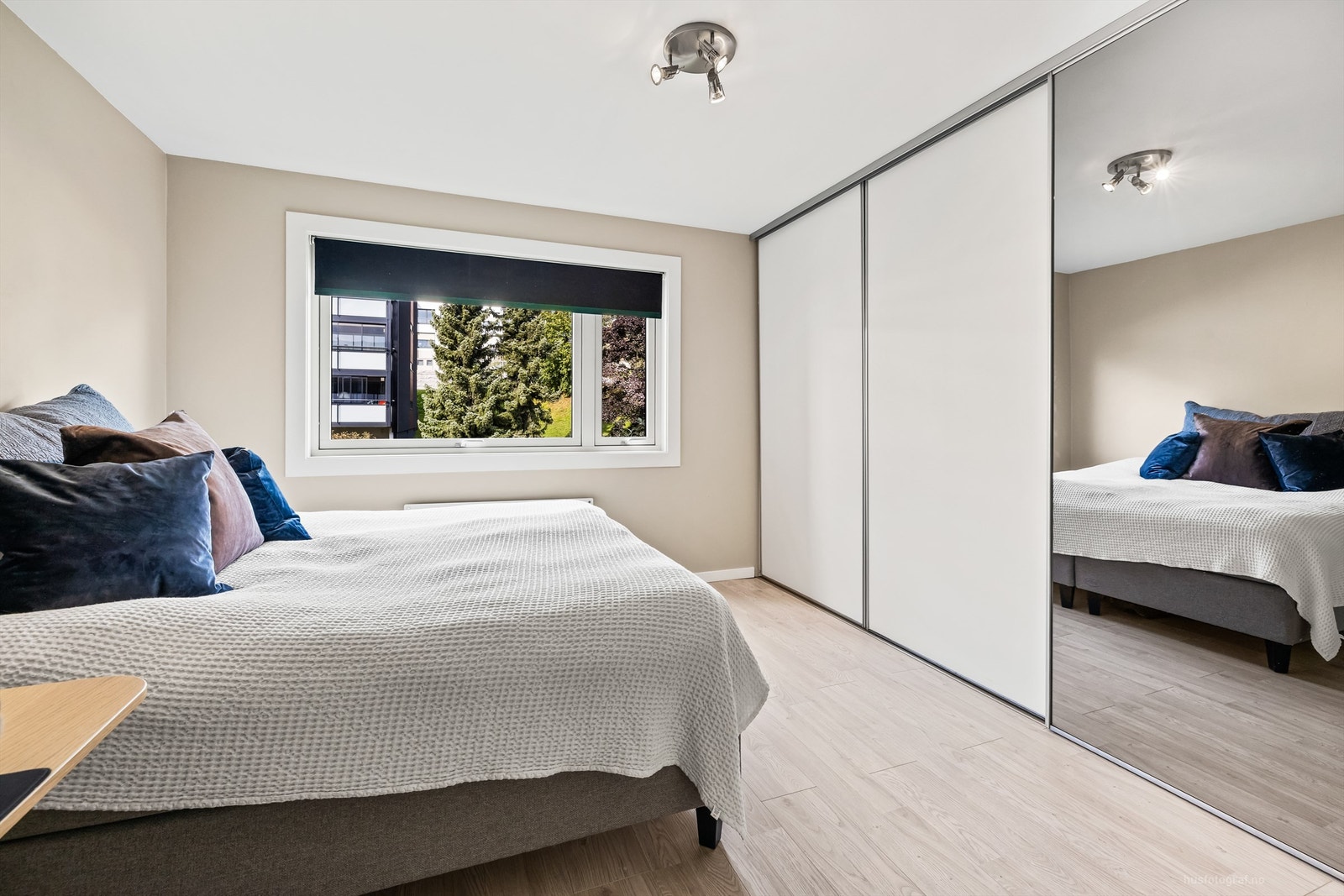 Soverom 1 med skyvedørsgarderobe Galleribilde