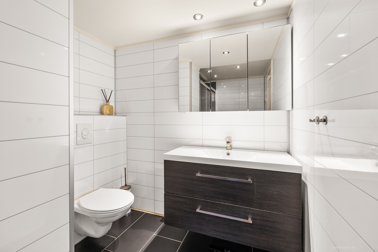 Bad fra 2014 med downlights i tak og gulvvarme Galleribilde