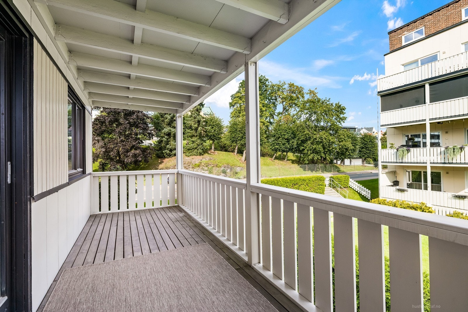 Pen 3-roms leilighet beliggende i hjørnet av 2. etasje Galleribilde