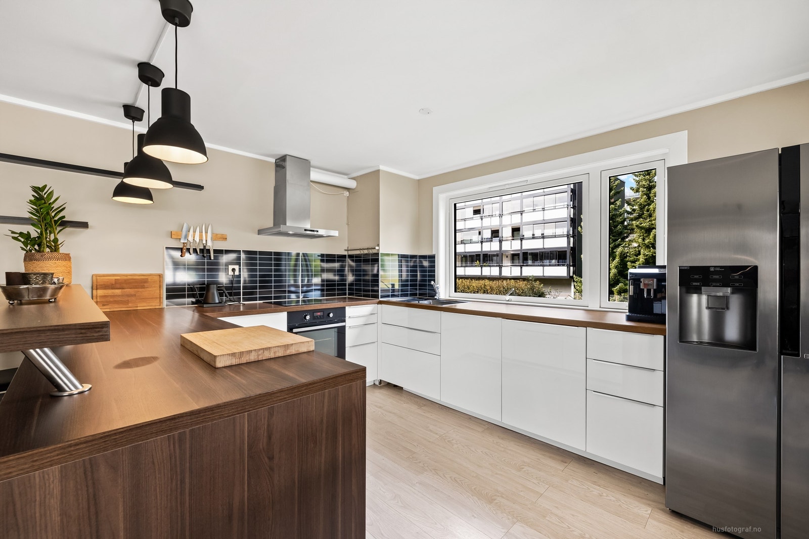 Pen U-kjøkkeninnredning med praktisk barløsning Galleribilde