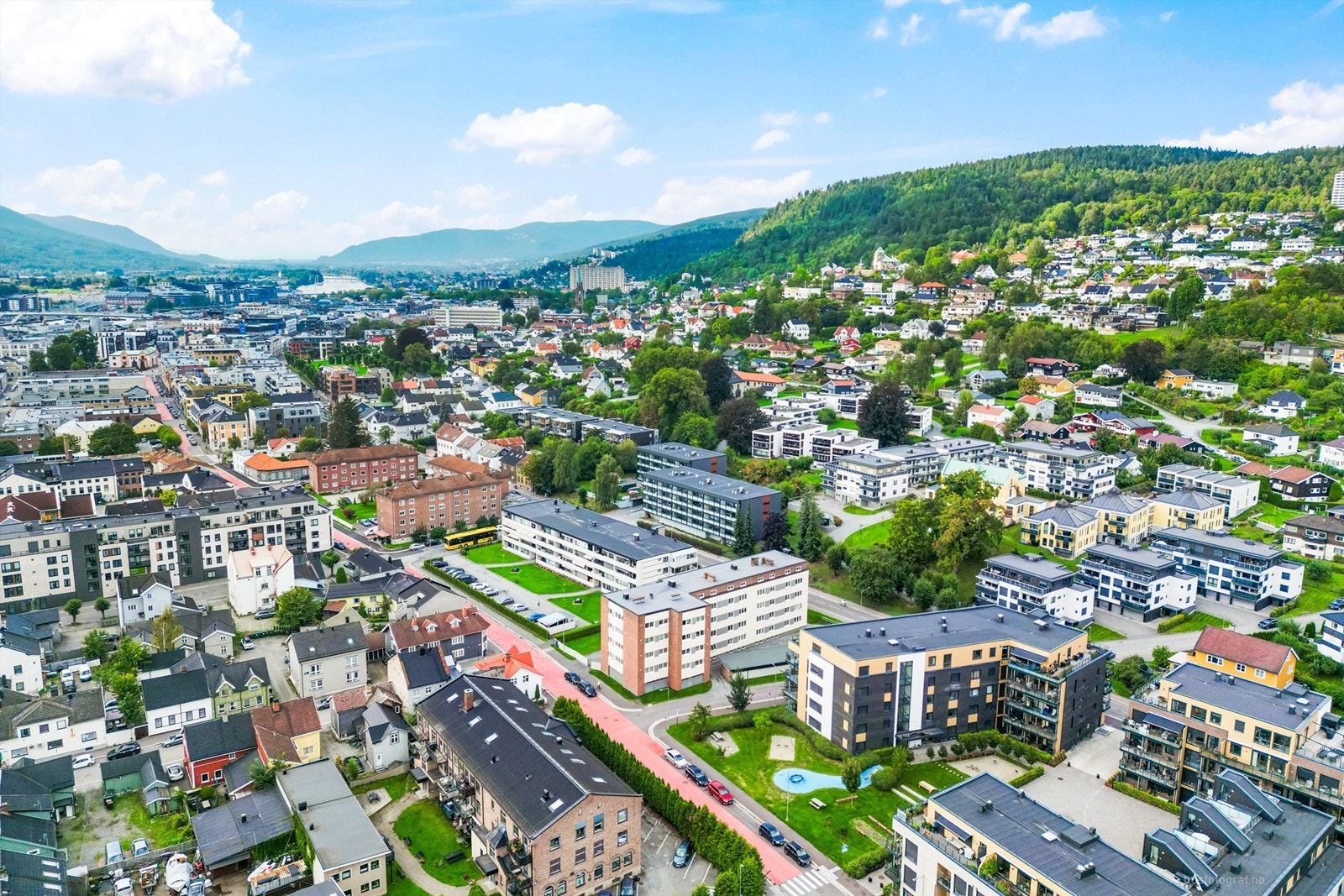 Kort vei til sentrum med flere servicetilbud og sentrumsfasiliteter Galleribilde