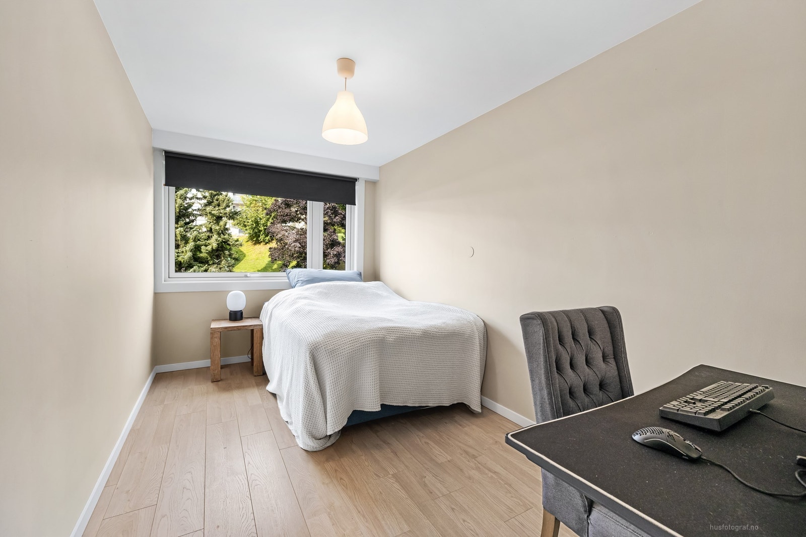 Soverom 2 med laminat på gulv, malte vegger og malt himling Galleribilde