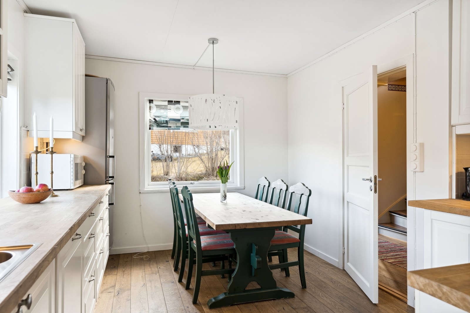 Det er plass til en spisegruppe på kjøkkenet. Galleribilde