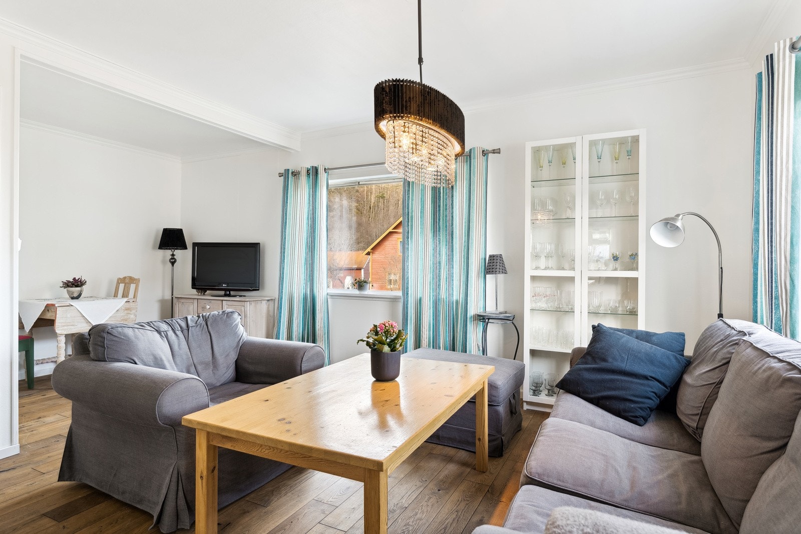 På stuen er det god plass til en større sittegruppe med møblement. Galleribilde