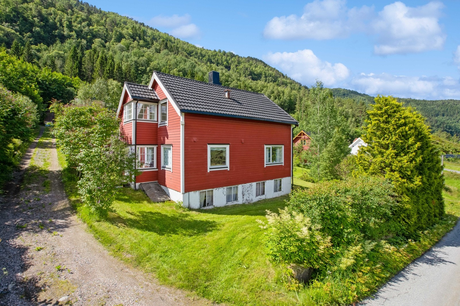 Romslig enebolig med moderne bad og kjøkken beliggende på stor tomt i naturskjønne Valsøyfjord. Galleribilde
