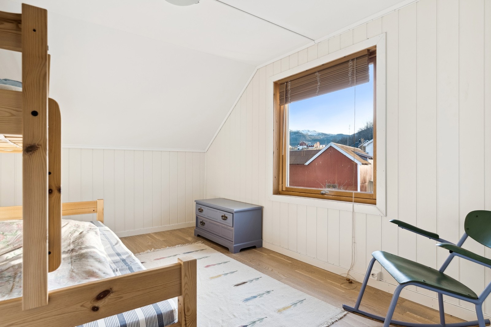 Soverom 2 er på 10 kvm. og er malt i lyse farger. Galleribilde