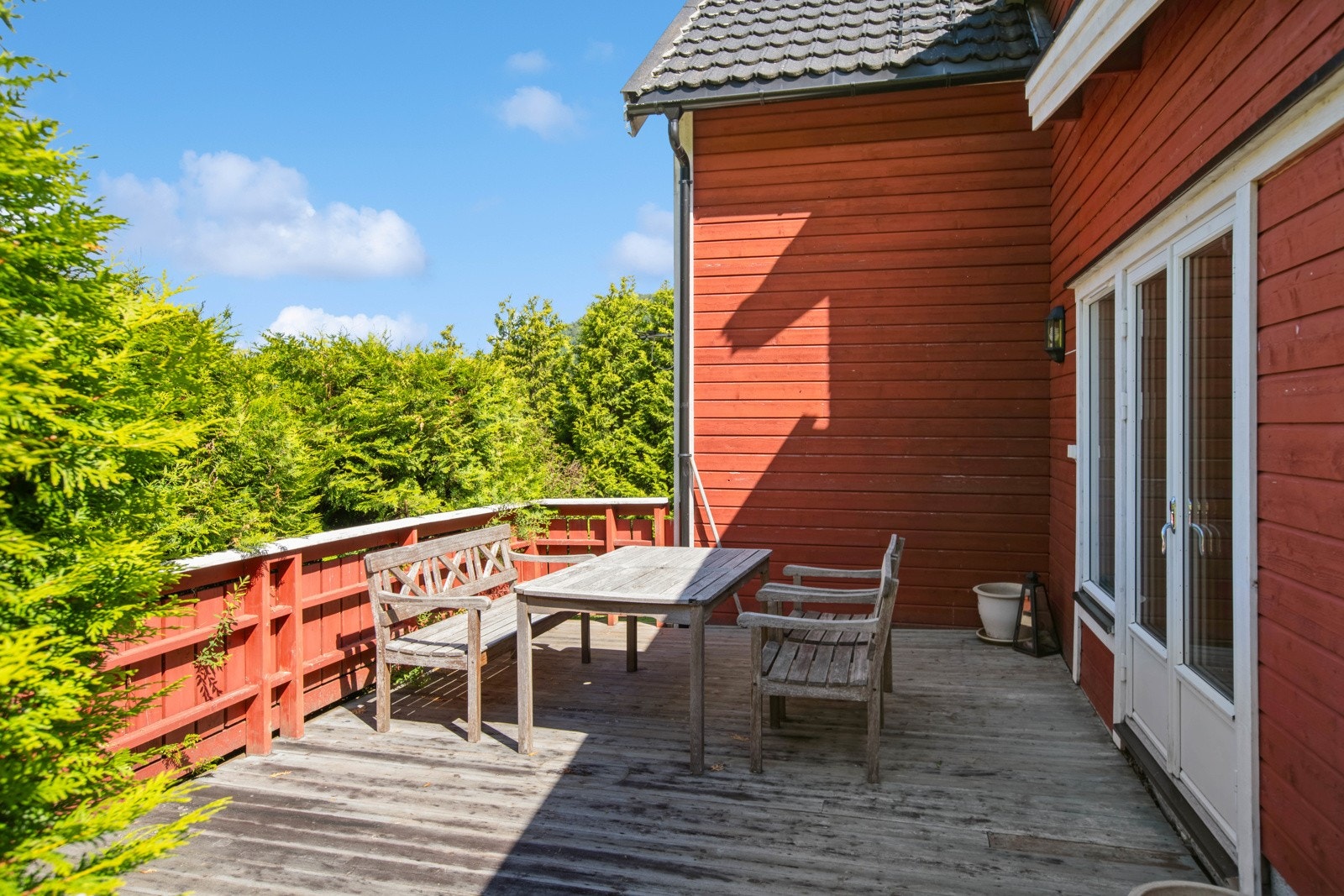 Eiendommen ligger skjermet og rolig til, samtidig som det er kort avstand til dagligvare. Galleribilde