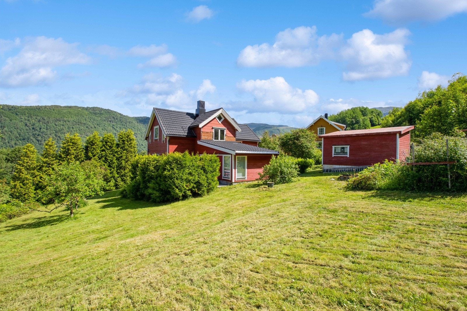 Stor tomt med frittstående redskapsbod i tillegg til selve boligen. Galleribilde