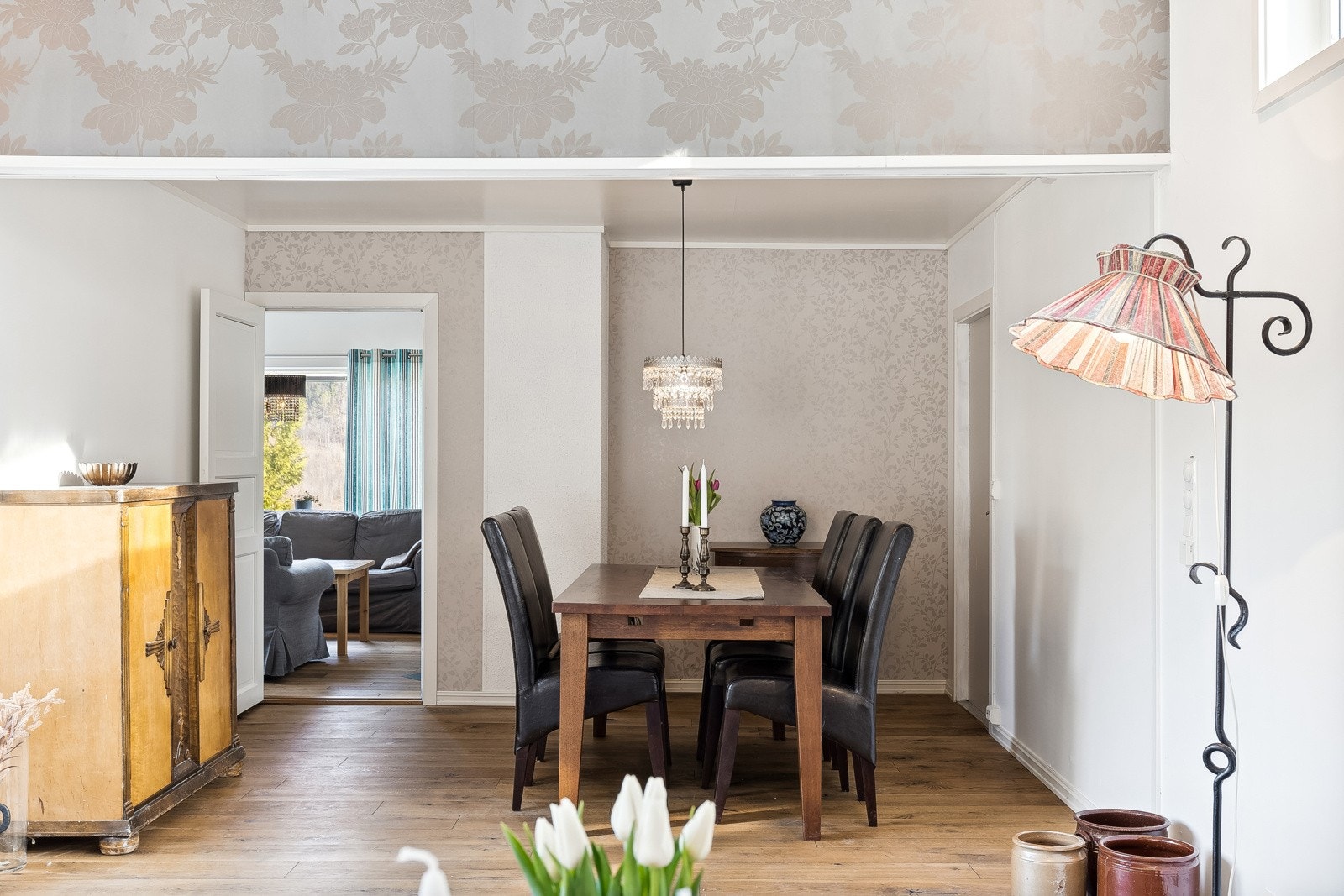 Her er det god plass til en større spisegruppe, hvor man kan invitere både familie og venner til hyggelige sammenkomster. Galleribilde