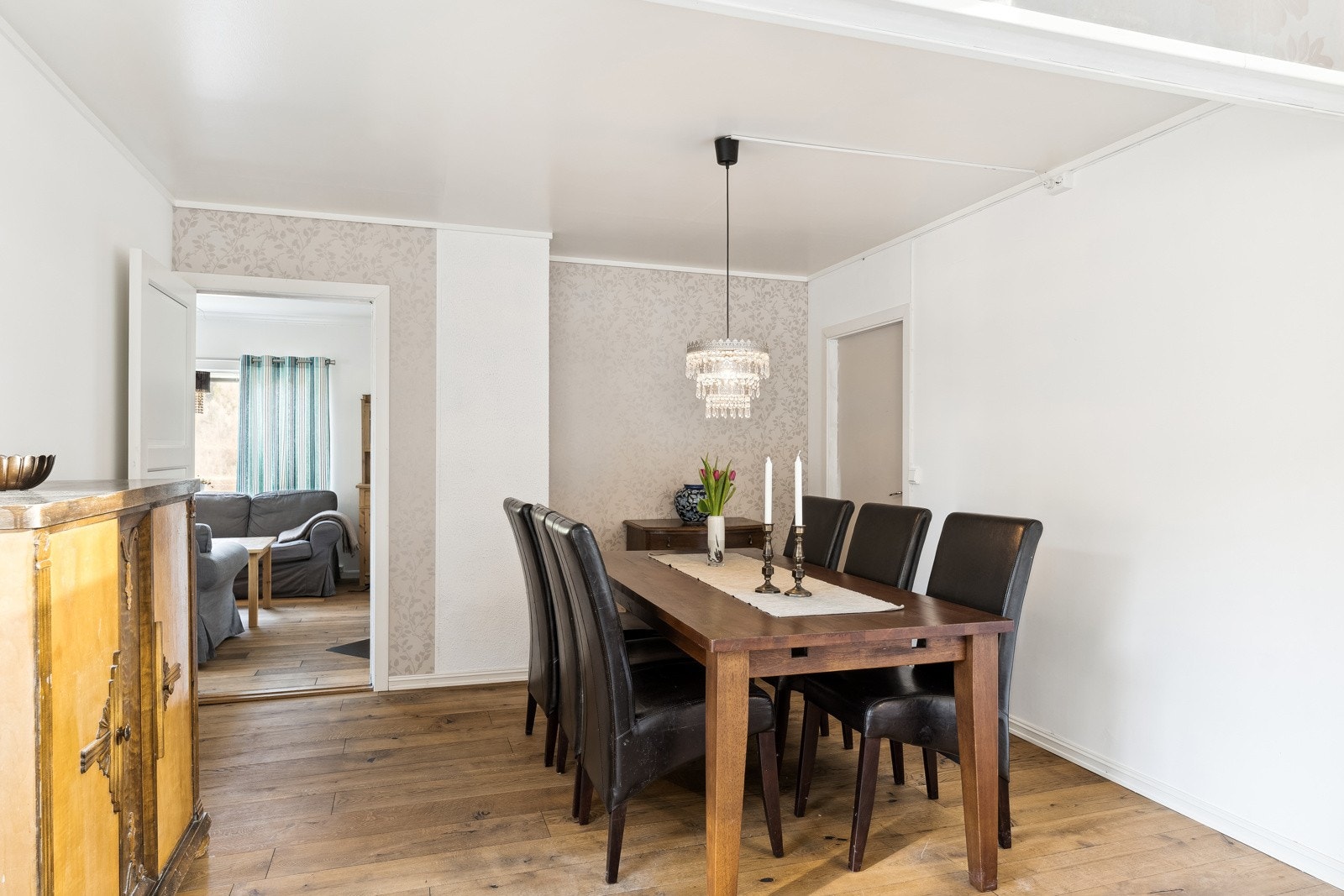 Fra stuen kommer du inntil spisestuen. Galleribilde