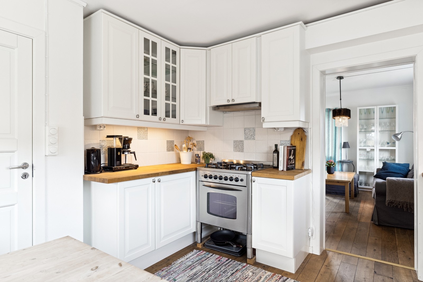 Kjøkkenet har innredning med profilerte fronter. Galleribilde