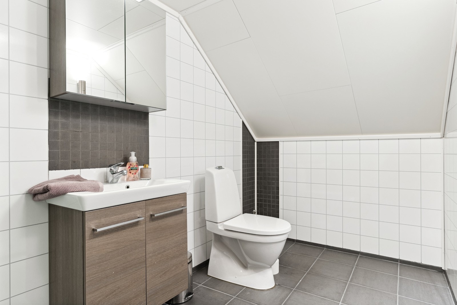 Flislagt gulv med varme. Badet ble oppgradert i 2012. Galleribilde