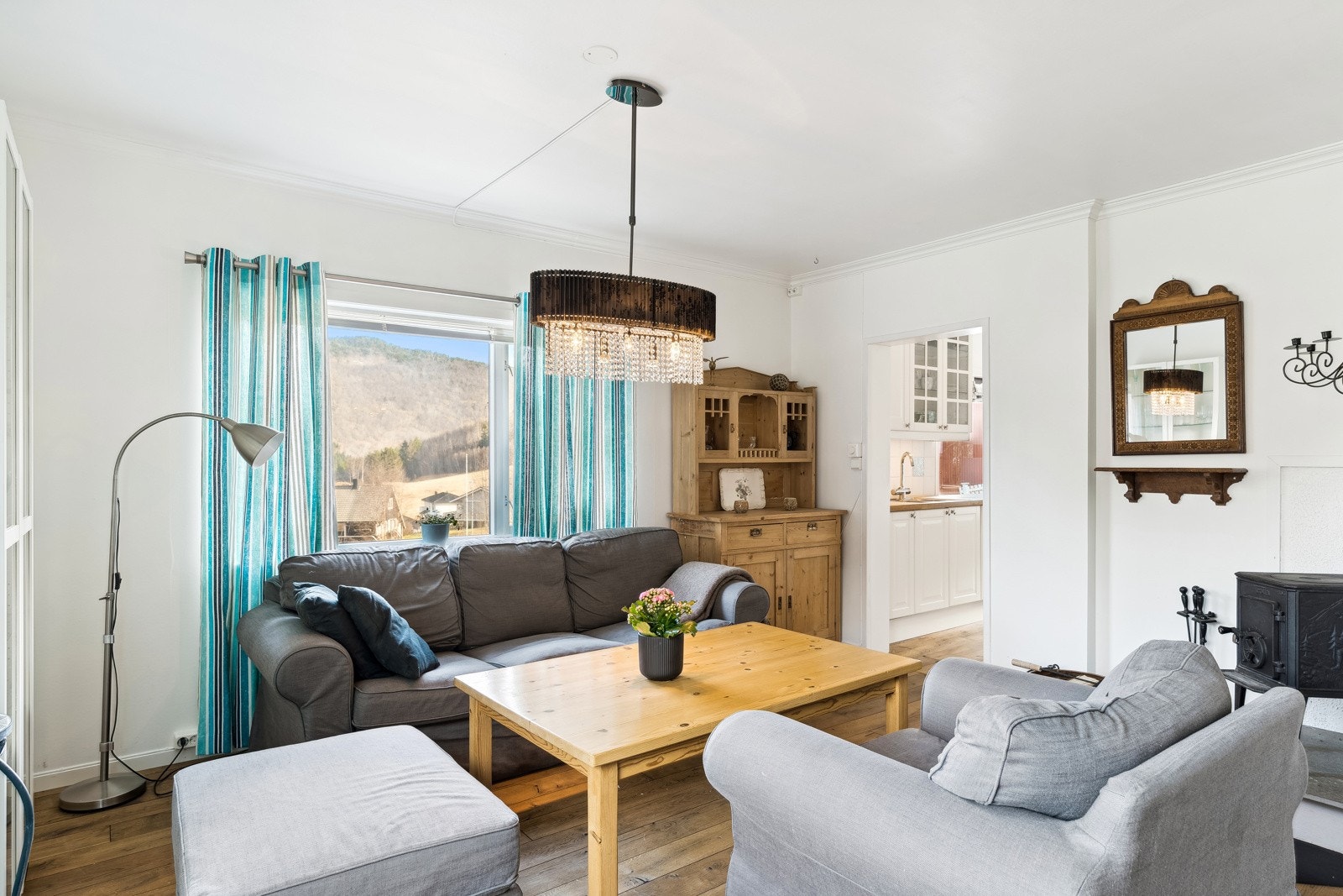 Stuen er malt i lyse farger som skaper en luftig atmosfære. Galleribilde