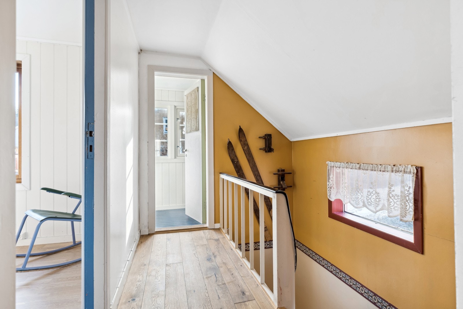 Når man kommer opp trappen har man tre soverom av god størrelse, bad og kontor. Galleribilde