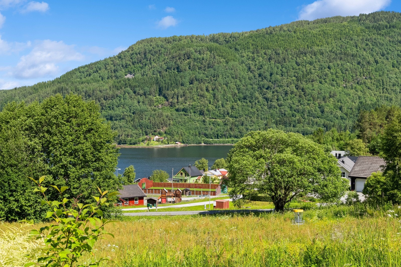 Utsikt fra boligen. Kort avstand til ballbinge for store og små. Velkommen til en hyggelig visning! Galleribilde