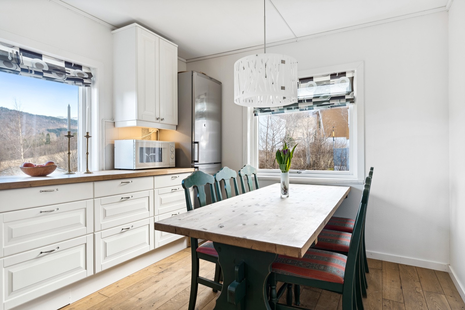 Lyst og pent kjøkken fra IKEA som ble oppgradert i 2010. Galleribilde