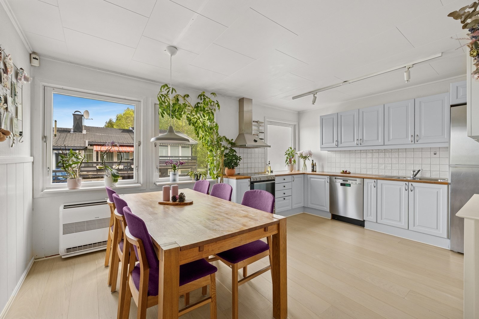 Det er god plass for stort spisebord for hyggelige selskap. Galleribilde