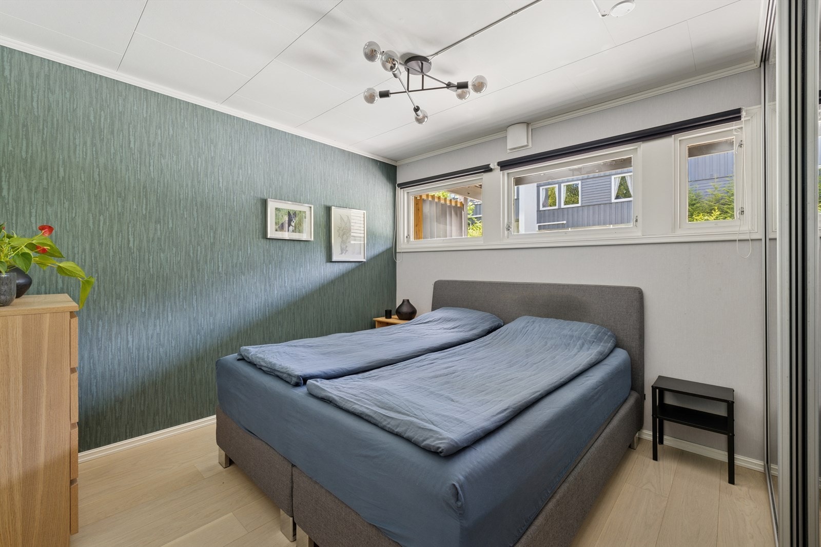 Boligen har 3 gode soverom praktisk plassert med to i samme etasje og hovedsoverommet rett ved inngangspartiet. Galleribilde