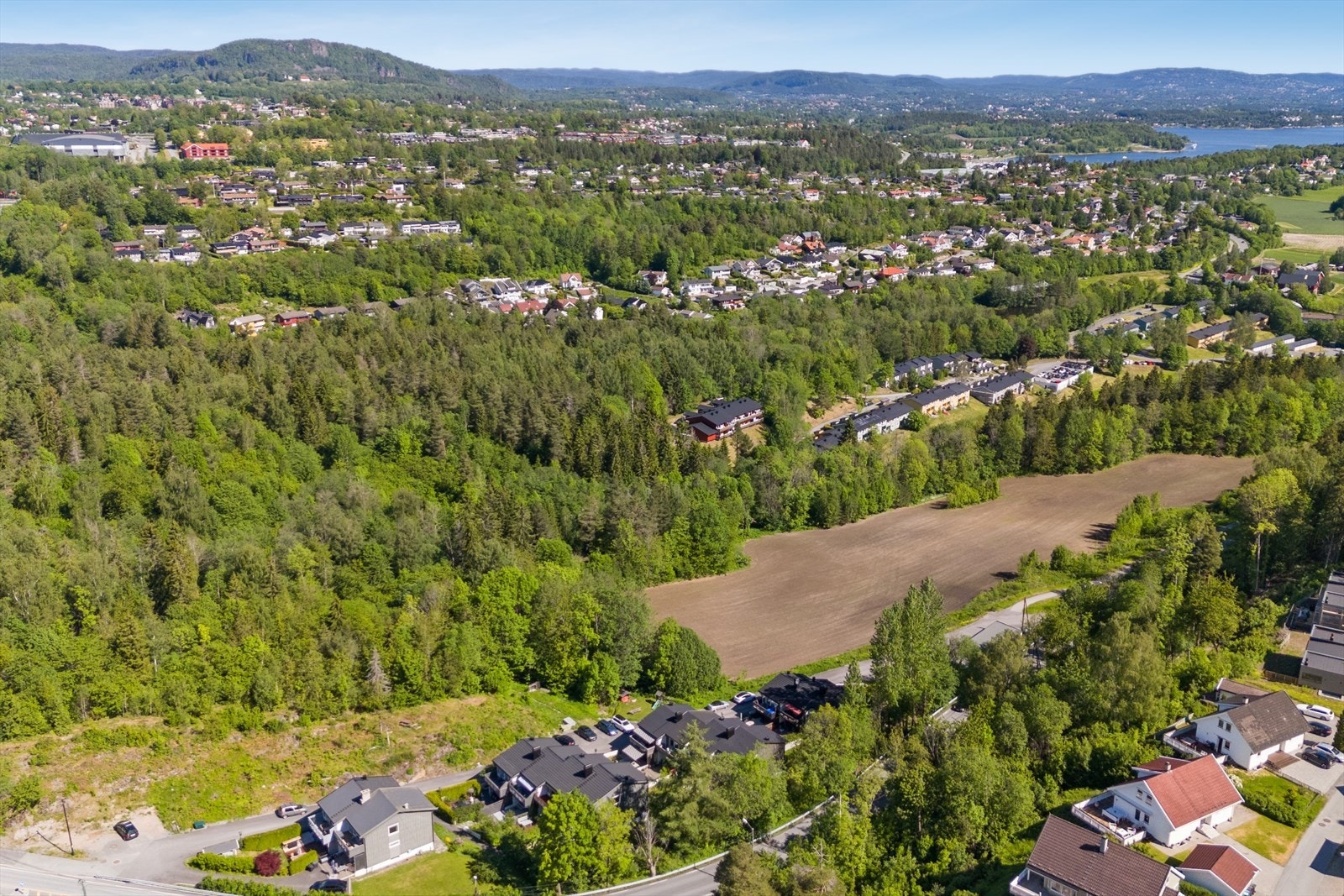 Flotte turstier rett utenfor døren med blant annet turstiene som fører ned til sjøen. Galleribilde