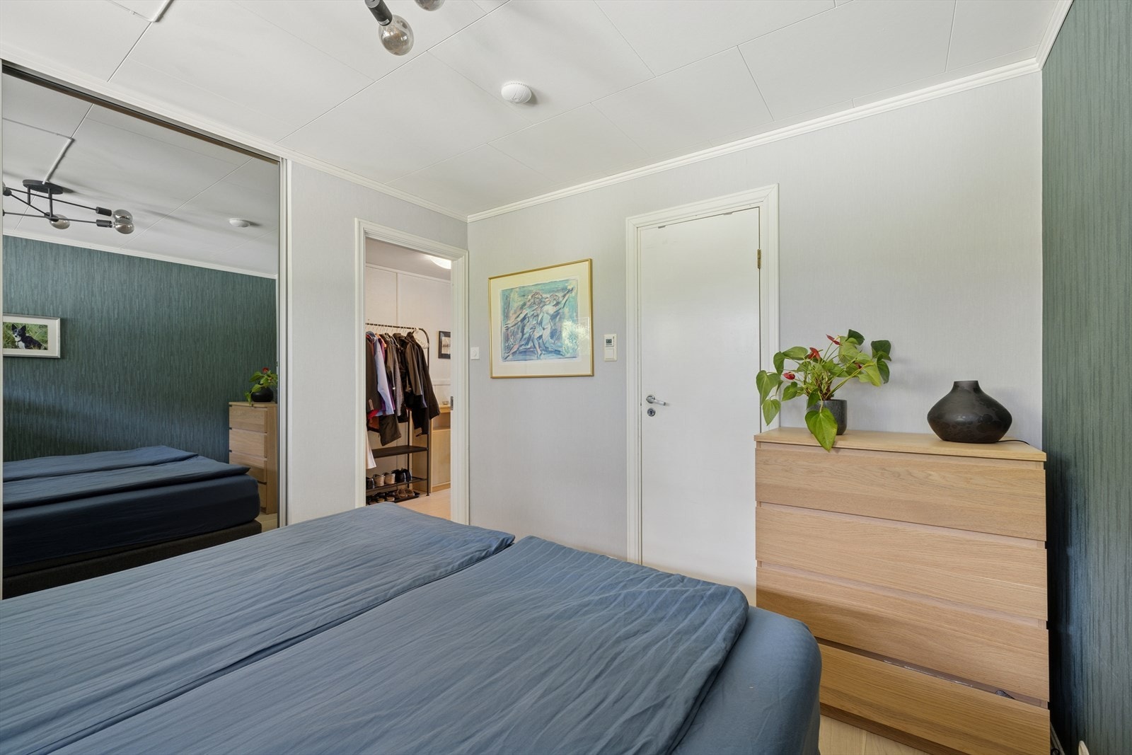 Hovedsoverommet er innredet med ny skyvedørsgarderobe og er tilknyttet baderommet. Galleribilde