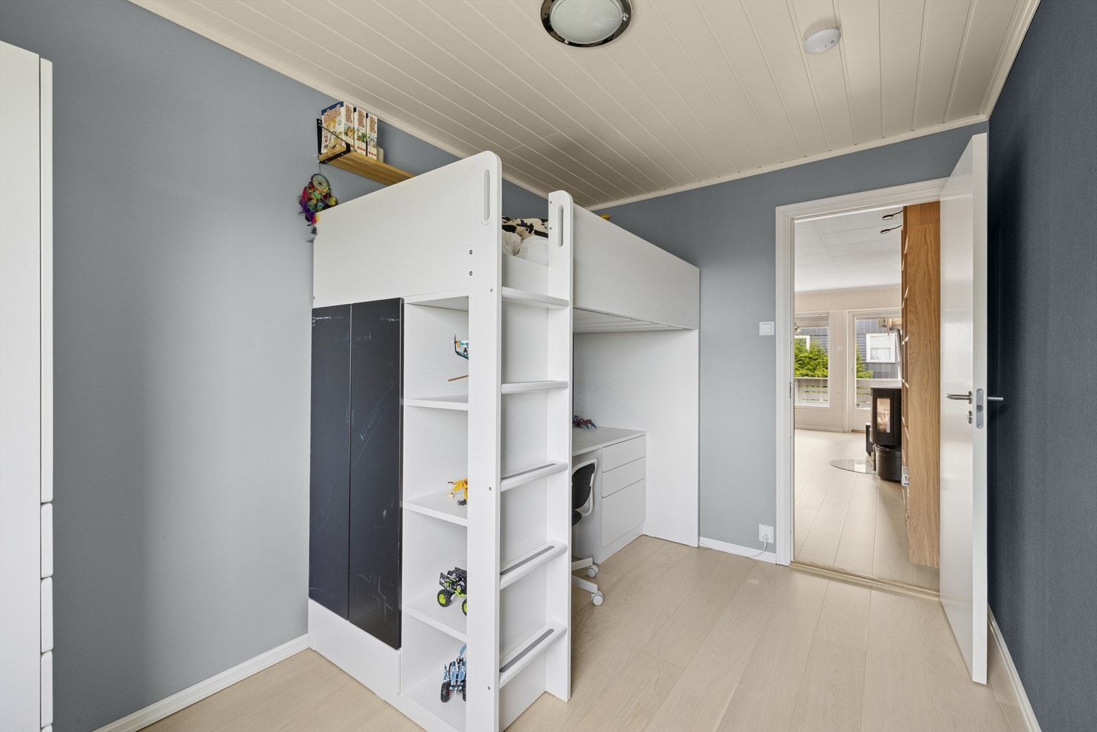 To av boligens soverom er i 2.etasje hvorav begge har god plass til seng og oppbevaring. Galleribilde