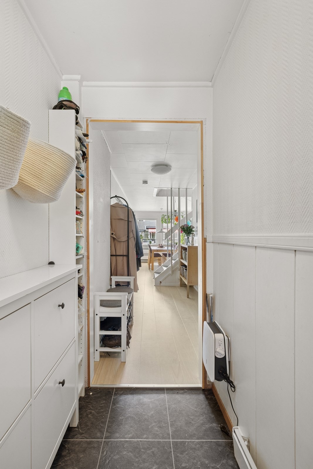 Lys og innbydende entrè som gir et godt førsteinntrykk av boligen. Velkommen inn! Galleribilde