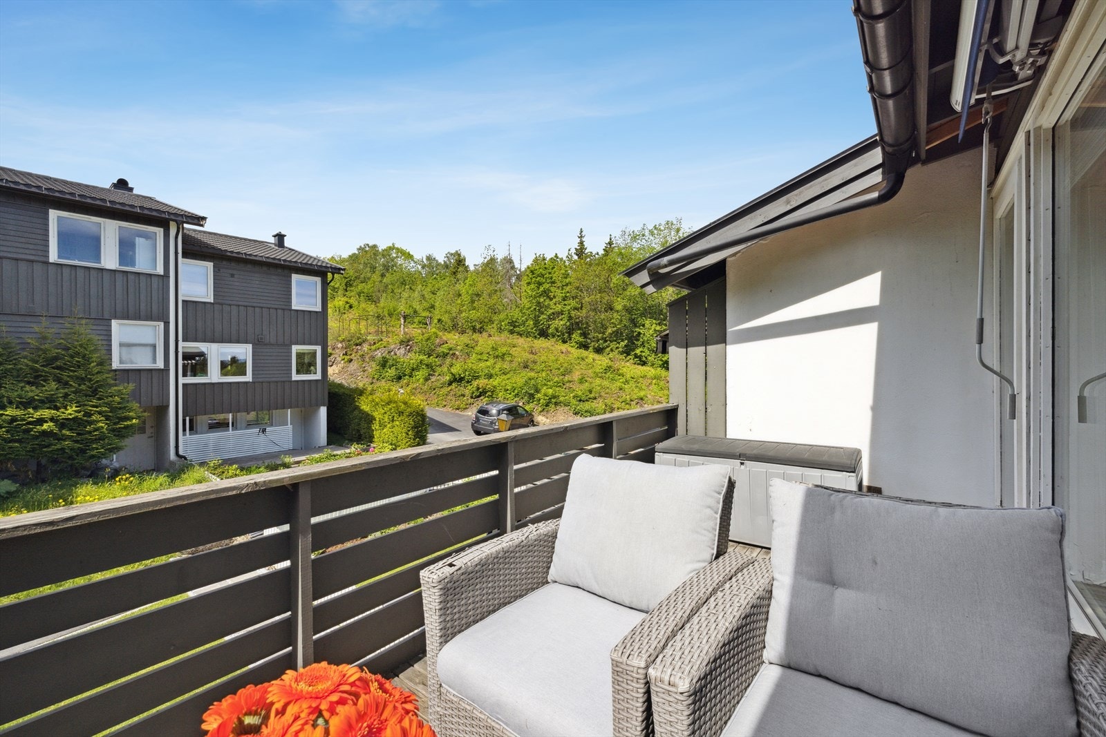 Solrikt fra lunsj og helt til sen kveld - perfekte forhold for lange, varme ettermiddager og stemningsfulle sommerkvelder på terrassen. Galleribilde