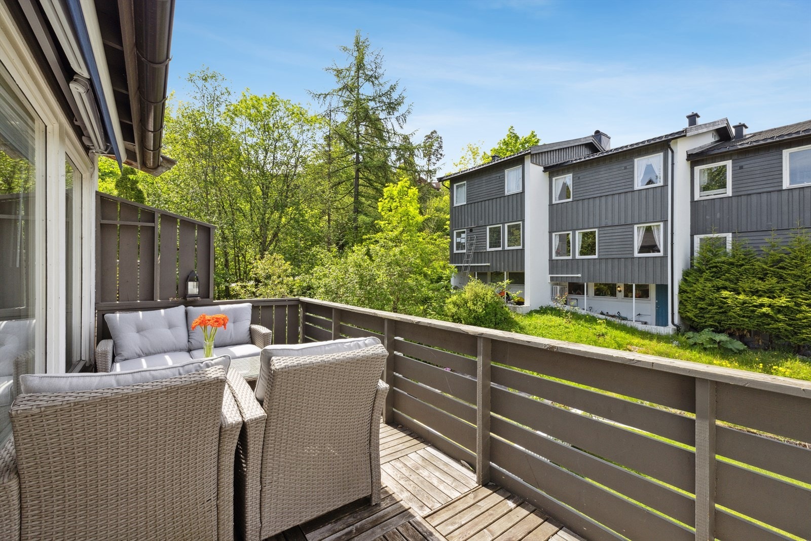 Fra stuen har man utgang til en hyggelig veranda på ca. 10 kvm med gode solforhold. Galleribilde