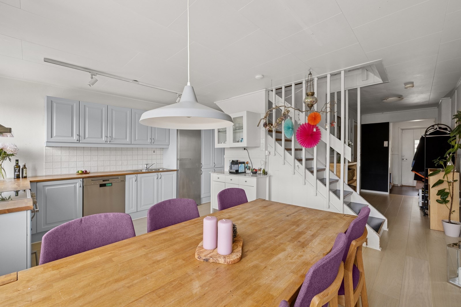 Åpen kjøkkenløsning gir sosial samvær i en hektisk hverdag. Galleribilde