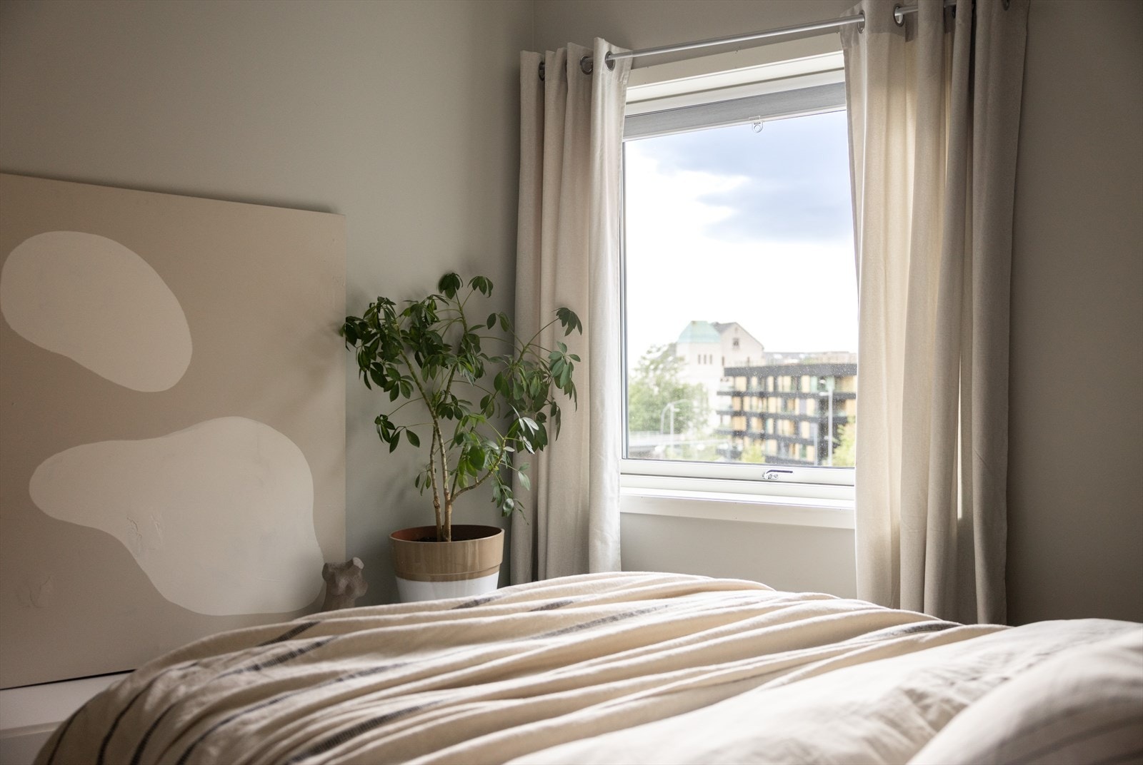 Soverommet har inngang til et svært praktisk garderoberom med god lagringsplass. Galleribilde