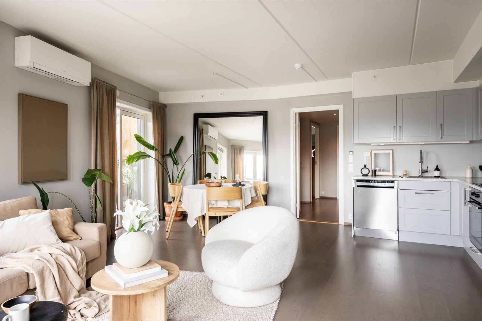 Stor stue med god plass til stor sofagruppe, TV-seksjon, spisebord og annet ønsket møblement. Galleribilde