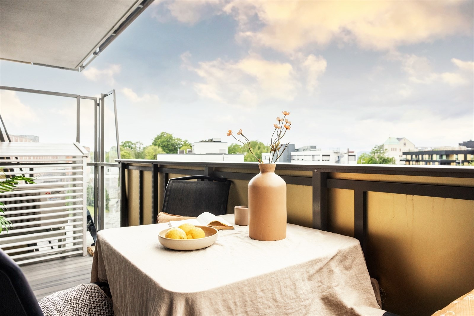 Leiligheten har en stor og flott balkong på 8m² med sol fra fra rundt kl. 16:30/17 og utover kvelden. Galleribilde