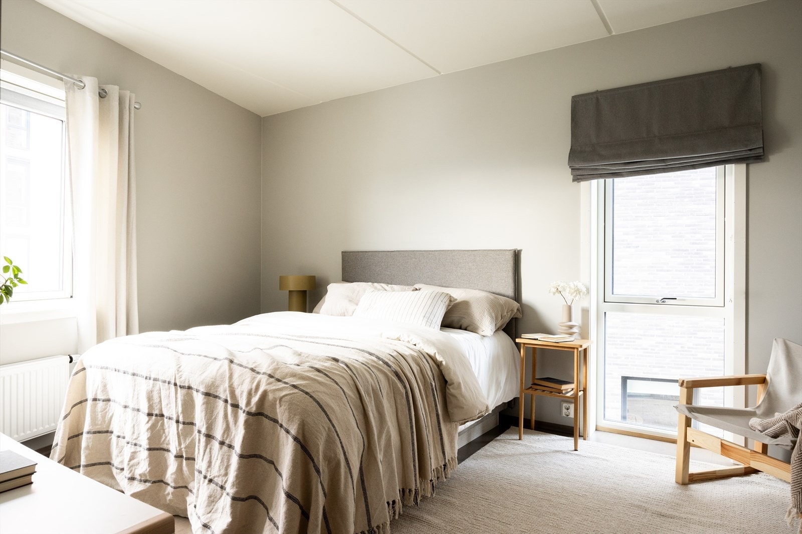 Stort og pent hovedsoverom med god plass til dobbeltseng med nattbord på hver side. Galleribilde