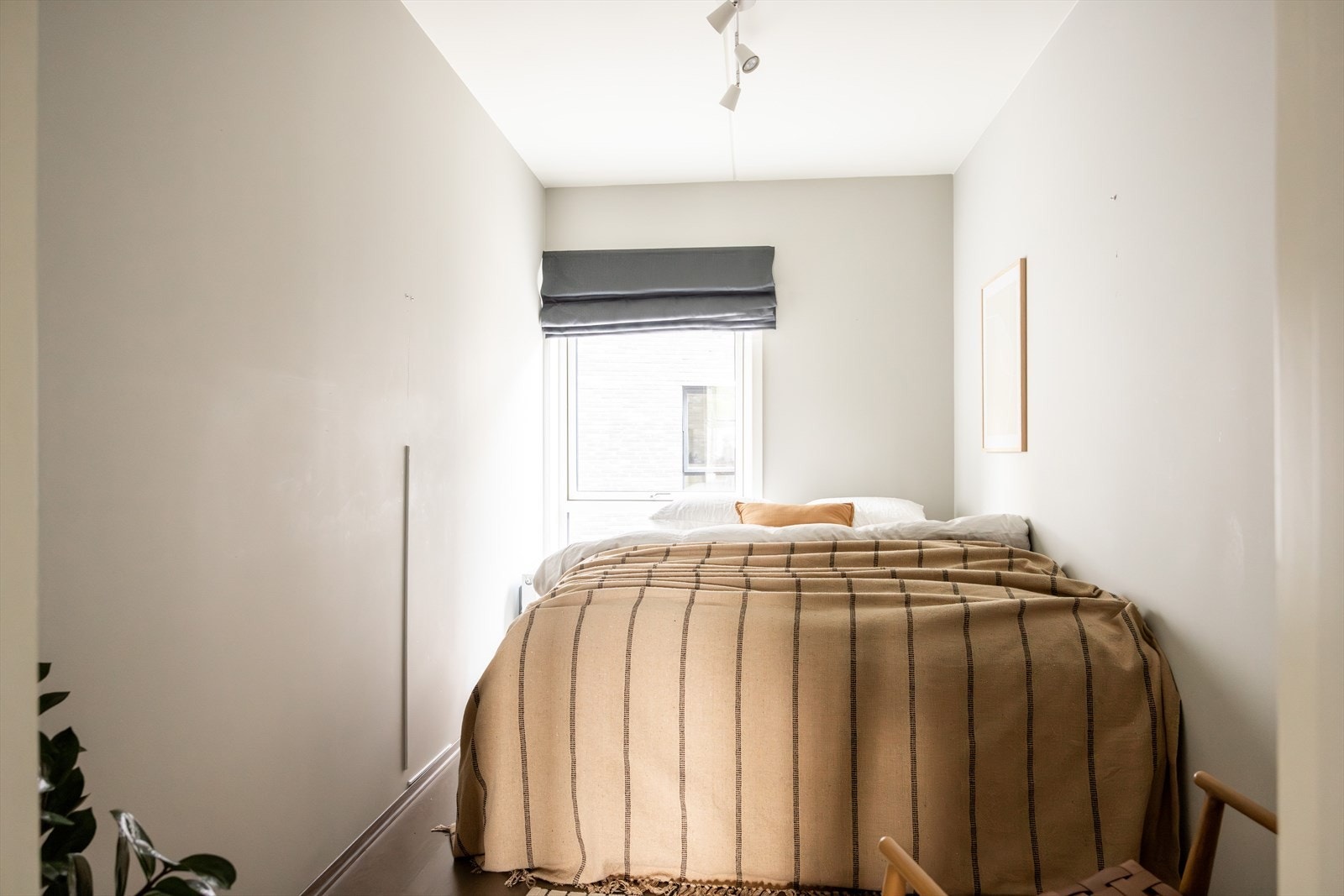 Soverom nr. 2 er lyst og fint, med plass til dobbeltseng eller seng, skrivebord og garderobe. Vender mot baksiden av bygget/ bakgården. Galleribilde