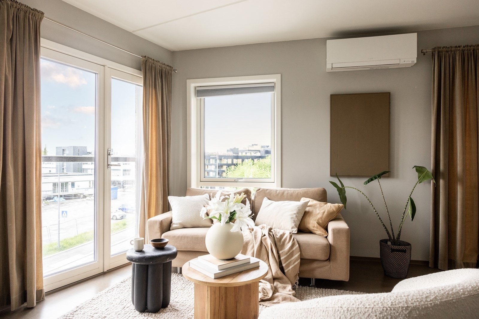 Lys og luftig stue med overflater malt i en lun beigetone. Galleribilde