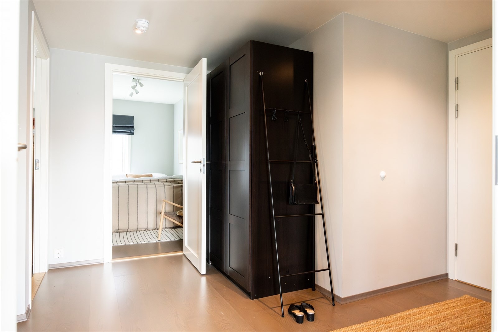 Stor gang med garderobe. Gangen er et fint og praktisk bindeledd mellom alle rommene i leiligheten. Galleribilde