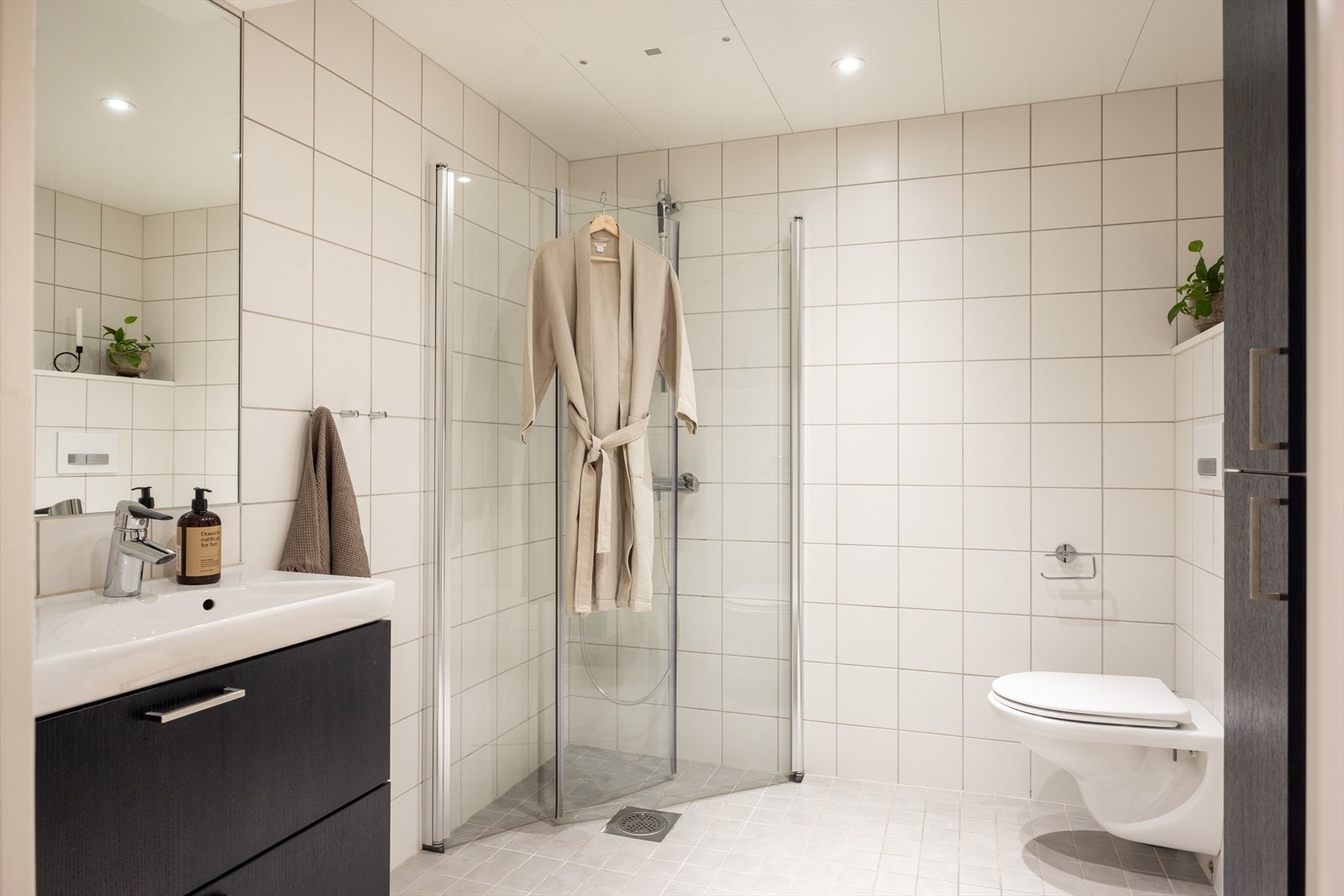 Stort og moderne bad med gulvvarme og balansert ventilasjon. Galleribilde