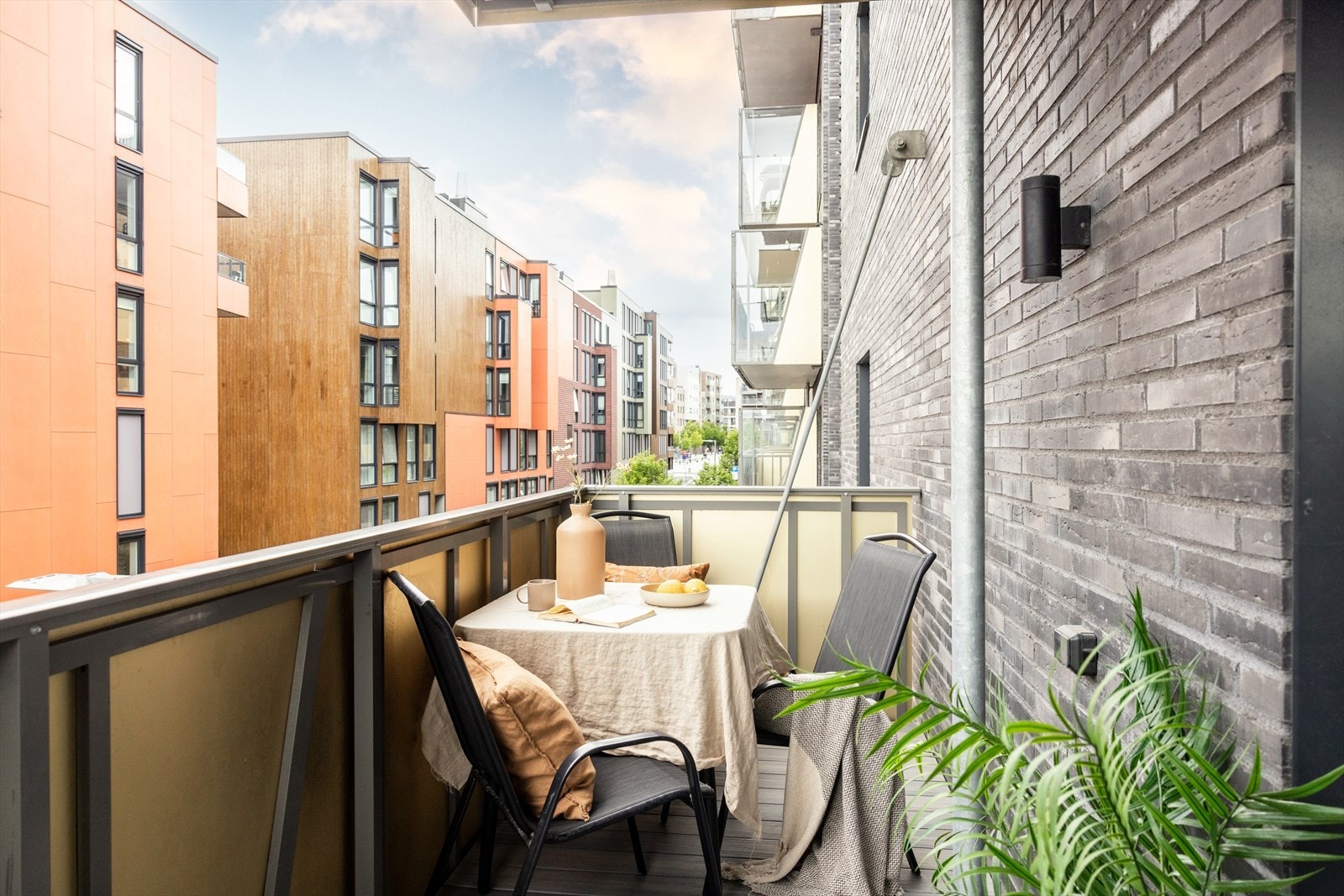 Balkongen har god plass til grill og utemøbler. Galleribilde