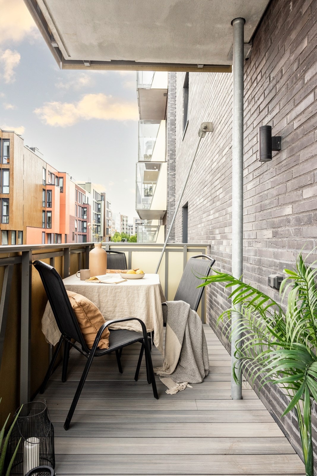 Stor balkong på 8m² med sol fra rundt kl. 16:30/17 og utover kvelden. Galleribilde