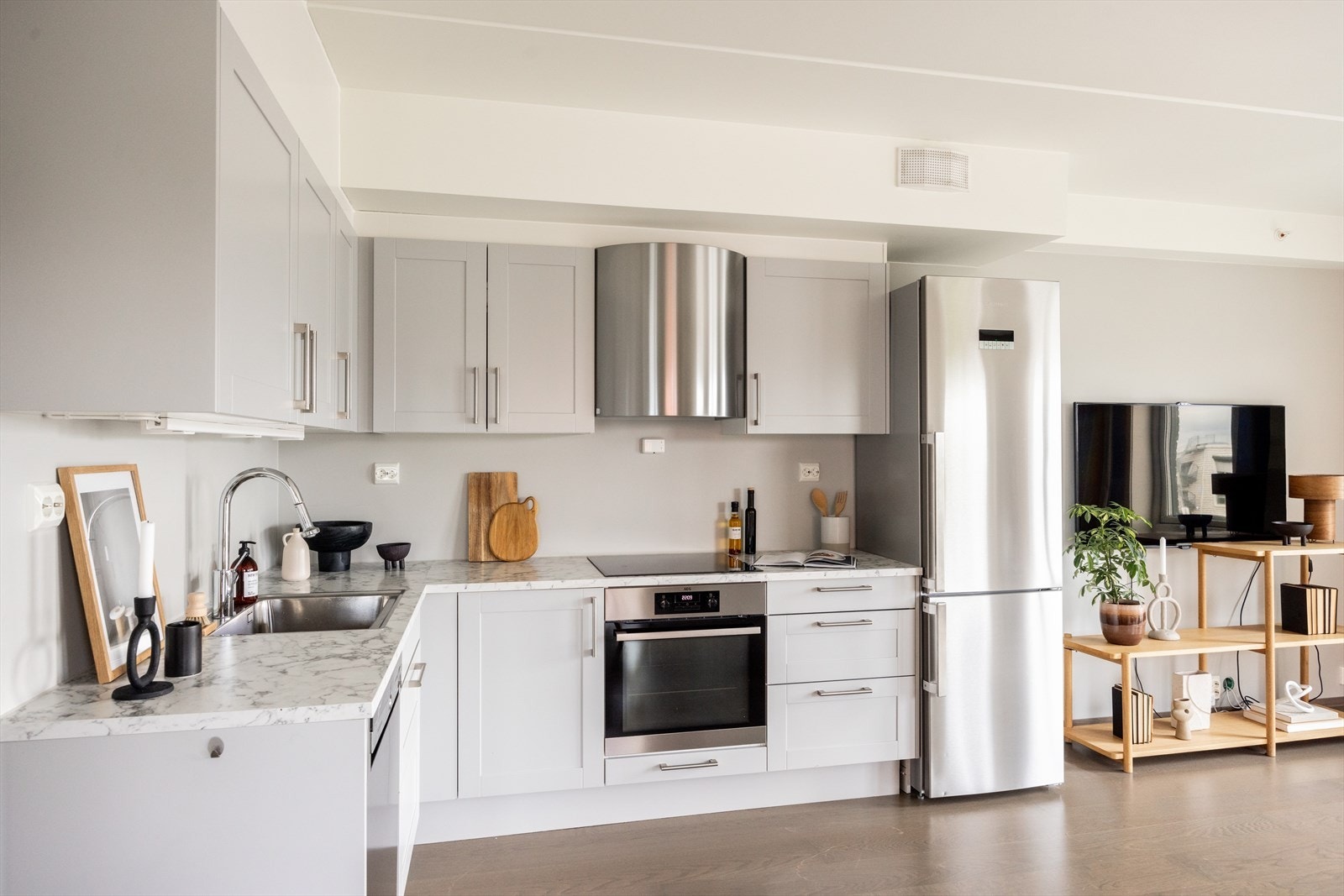 Meget pent kjøkken med glatte fronter og laminat benkeplate. Galleribilde