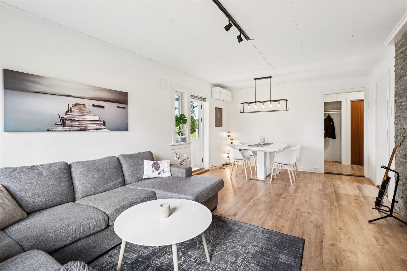 Åpent oppholdsrom med moderne preg og gjennomgående planløsning. Galleribilde